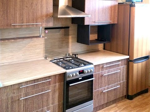 Угловая коричневая кухня с радиусными фасадами